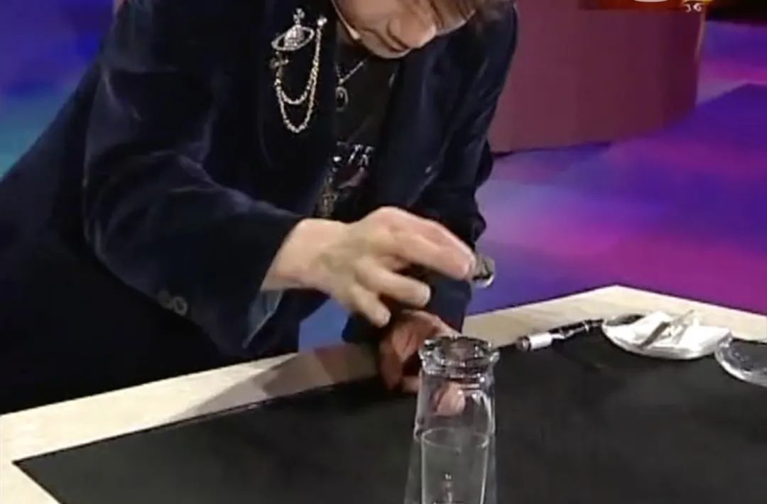 第一次是2009年春晚,一个叫刘谦的魔术师,把一枚硬币从玻璃杯里面,变