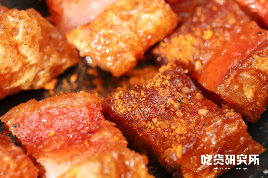 辣椒粉|几千万人对着它口水直流，新晋“街头地霸”脆皮五花肉我吃上了