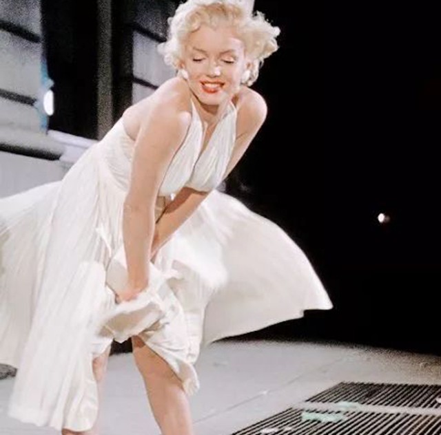 原创1954年梦露在韩国劳军冬天穿吊带裙演出点燃数10万美军激情