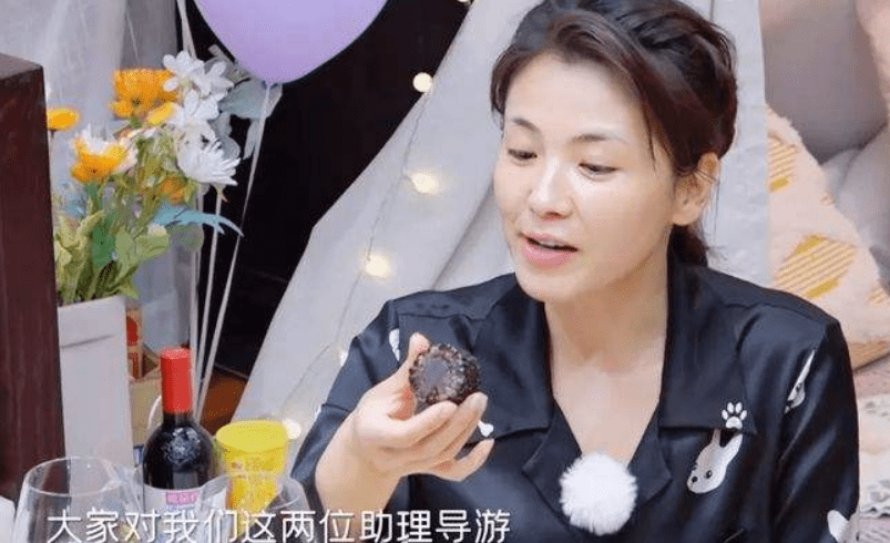 鞠婧祎明星所谓素颜暗藏多少“心机”？睫毛堪比苍蝇腿，脸和脖子有色差