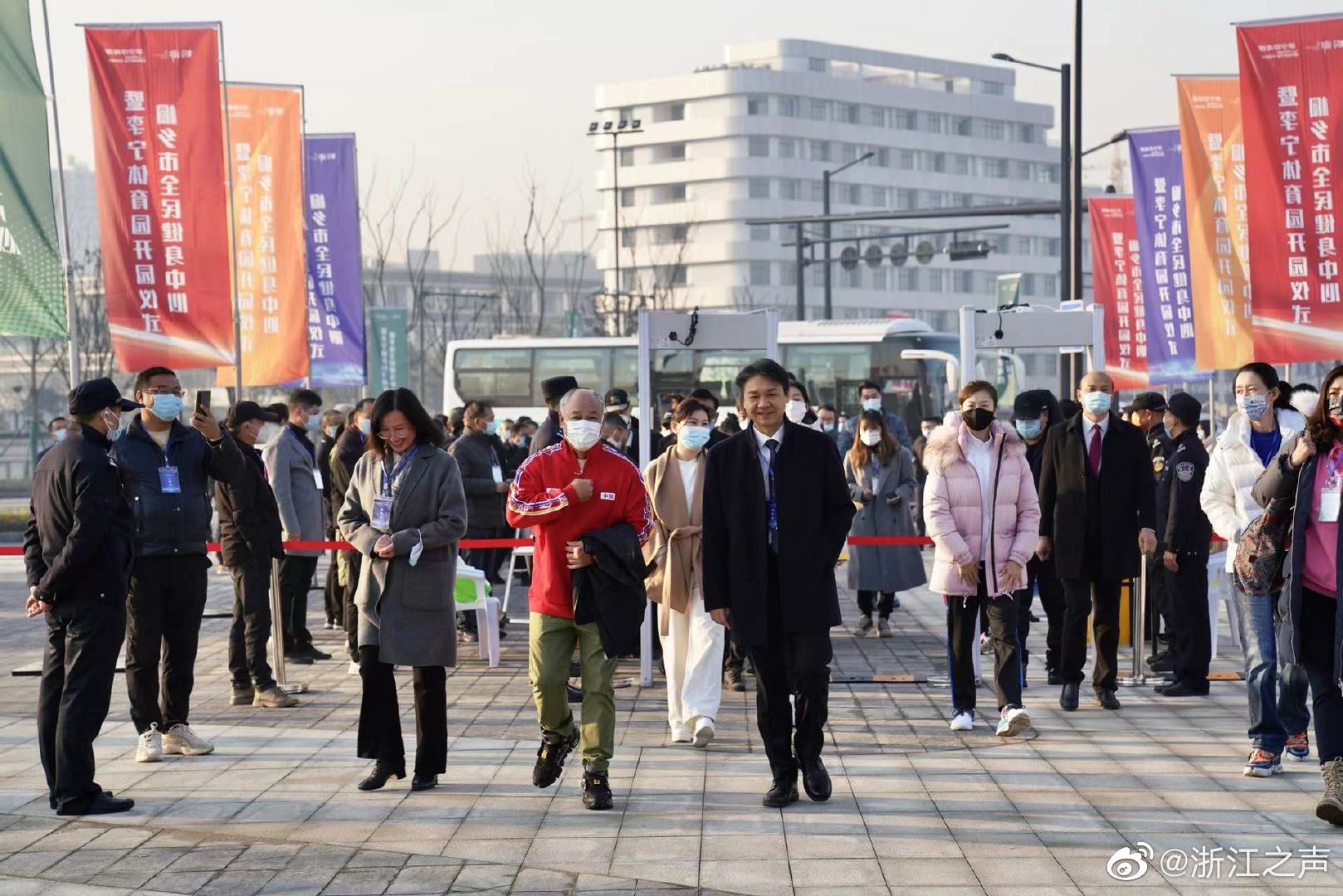 李小双|李宁领衔十大世界冠军亮相，丁宁笑容满面，李小双兄弟罕见齐现身