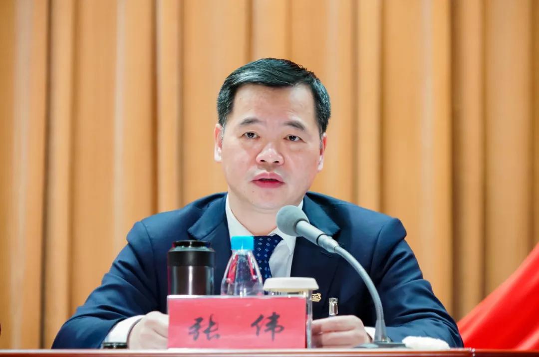 区委副书记,区政府代区长张伟就2022年全区经济工作作具体部署