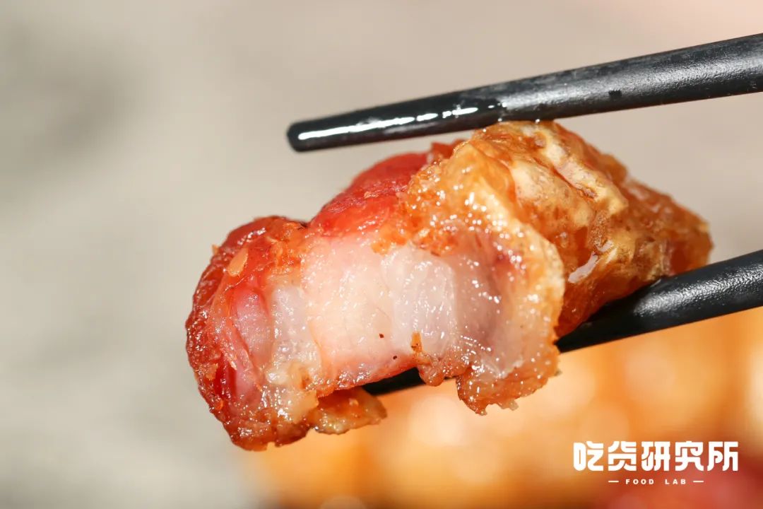 辣椒粉|几千万人对着它口水直流，新晋“街头地霸”脆皮五花肉我吃上了