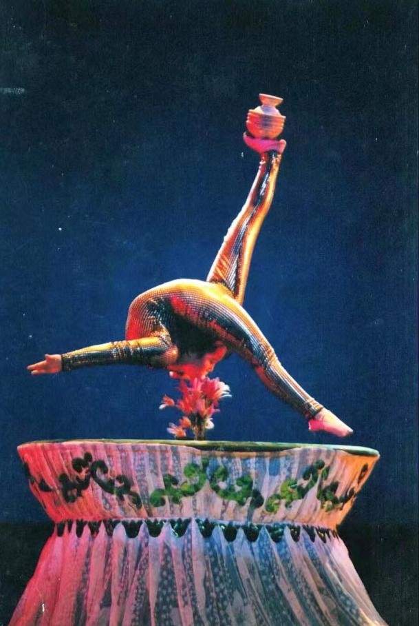 万静表演顶碗杂技不经风雨,怎能见彩虹.