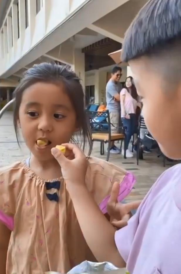 范玮琪|咘咘喂范玮琪儿子吃零食，还不忘锁喉抱，又在上演青梅竹马偶像剧