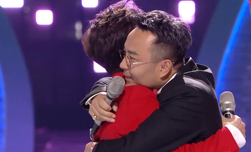 穿越|何炅和吴昕相拥,天天兄弟秀戒指,尴尬了多少人?