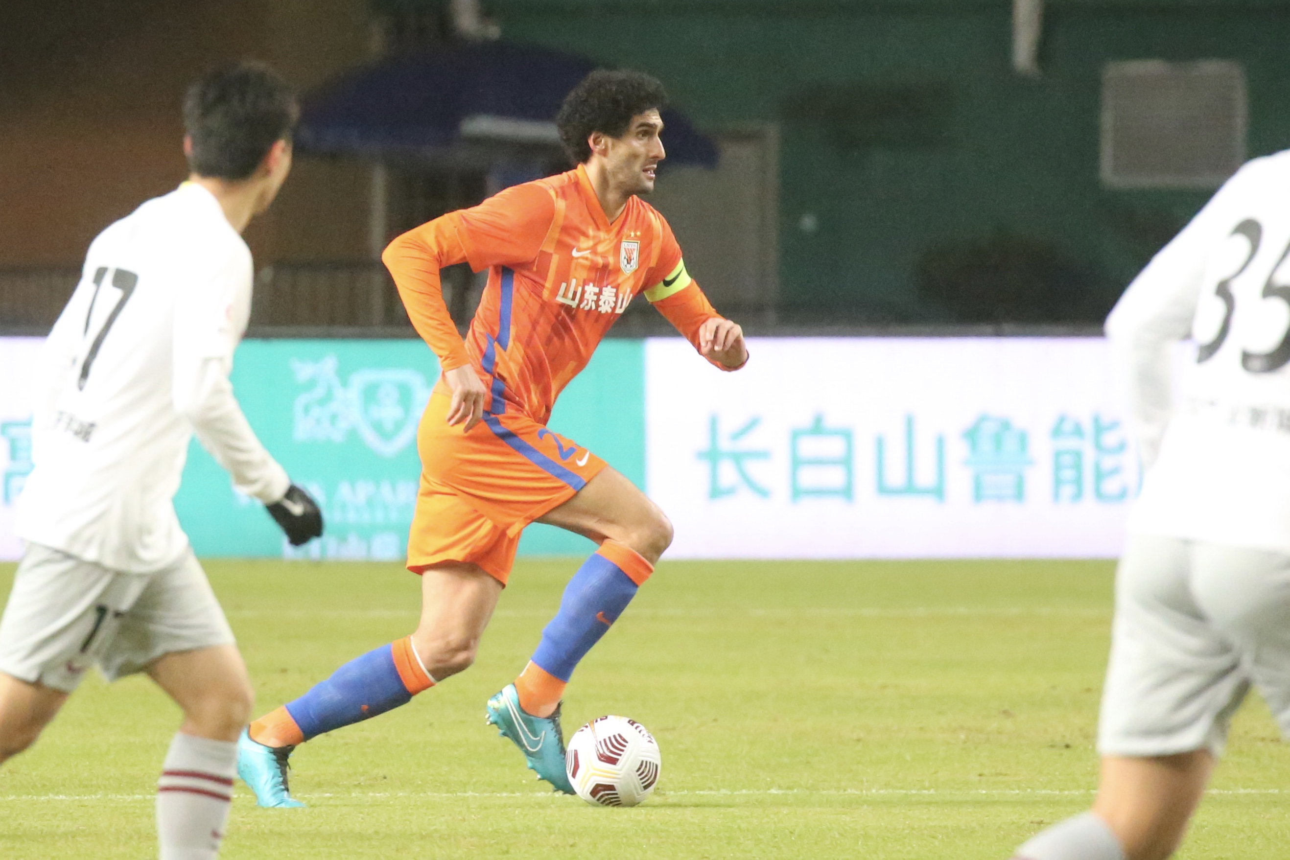 陣容|泰山隊(duì)打海港預(yù)計(jì)首發(fā)，三外援領(lǐng)銜主力出戰(zhàn)，只有邊路一個(gè)懸念