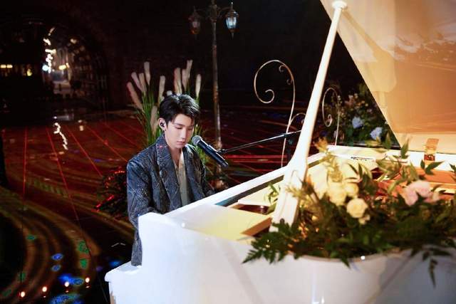 龚俊 跨年晚会男星造型：龚俊酷似费翔，王一博贵公子，蔡徐坤气场全开