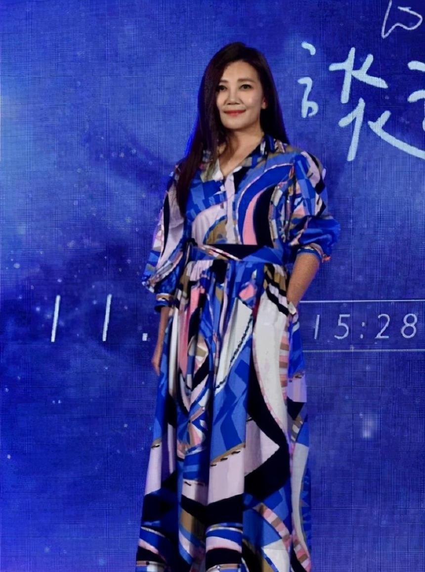 赵元同 42岁梁静茹离婚后状态不错，印花裙年轻好几岁，被问感情很神秘