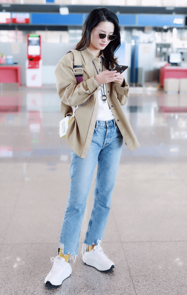 原创李沁长相甜美品味也不差长筒棉袜刺绣短袖运动鞋各有不同味道