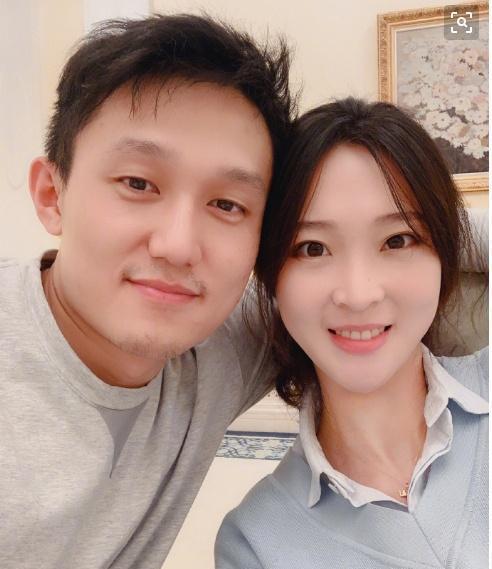 女儿|3口之家！惠若琪和老公，抱女儿拍照！30岁女排前队长，美丽幸福