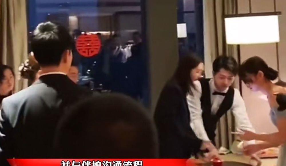 架子 王鸥参加妹妹婚礼端茶递水没架子，连衣裙故意穿西装不抢新娘风头