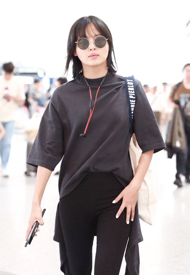 原创辛芷蕾的时尚私服穿搭休闲卫衣九分裤随性舒适又显气质