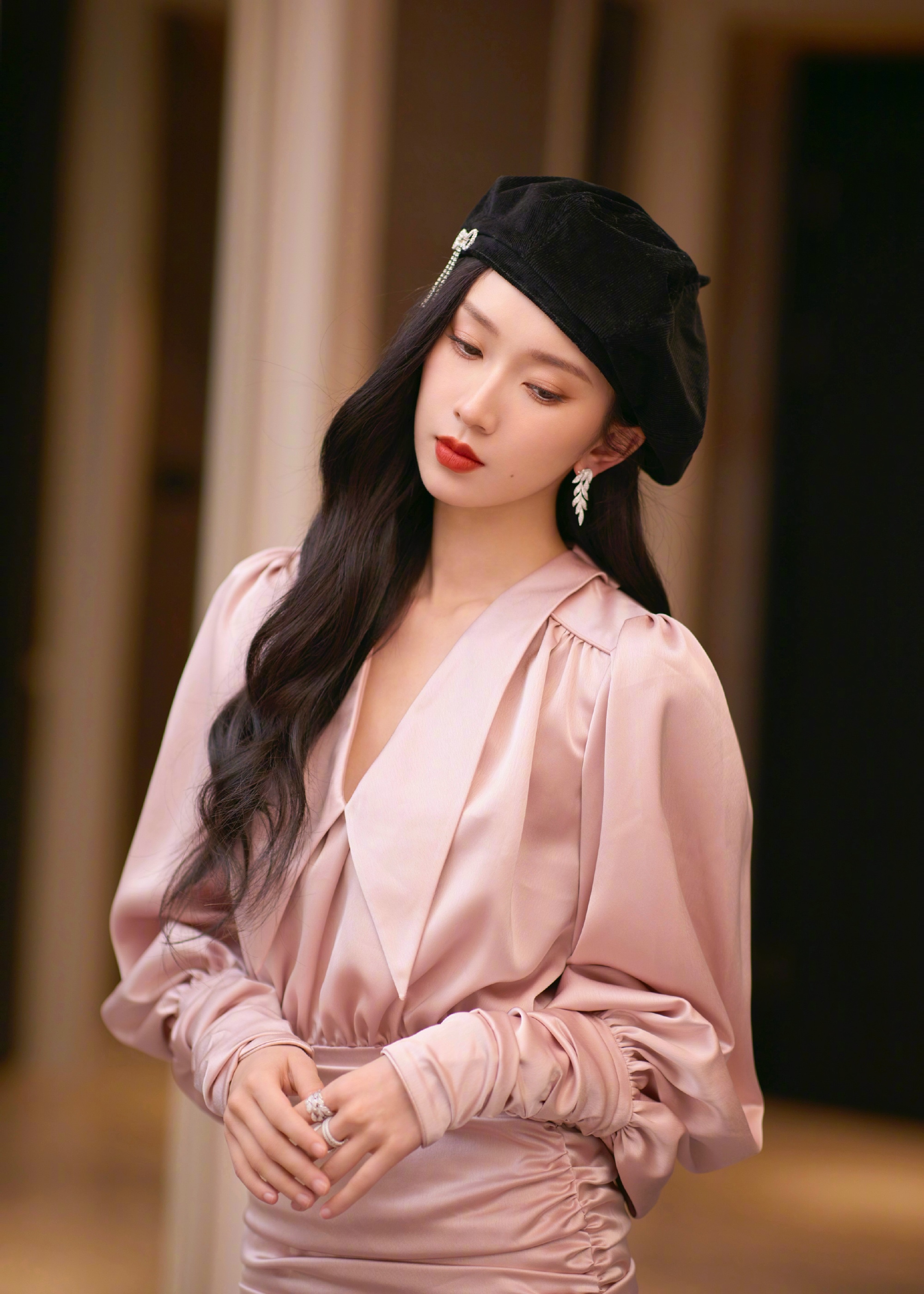 刘令姿最新大片,身穿藕粉短裙搭配贝雷帽_apm_珠宝_藕粉