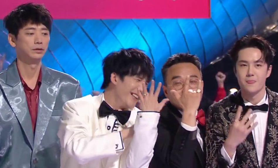 穿越|何炅和吴昕相拥，天天兄弟秀戒指，尴尬了多少人？