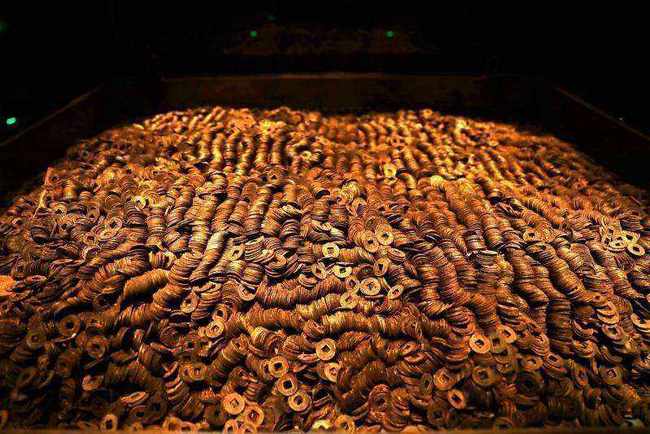 原创神秘古墓成藏宝洞115公斤黄金10吨铜钱盗墓贼眼馋却盗不走