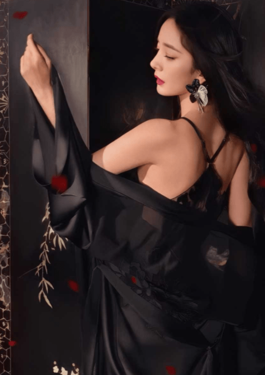 杨幂内衣大片曝光穿透视上衣巴掌腰抢镜好身材不输超模何穗