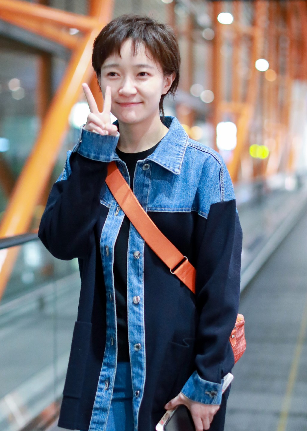 原创她是遇见王沥川的谢小秋穿全套牛仔装现身比耶卖萌超可爱