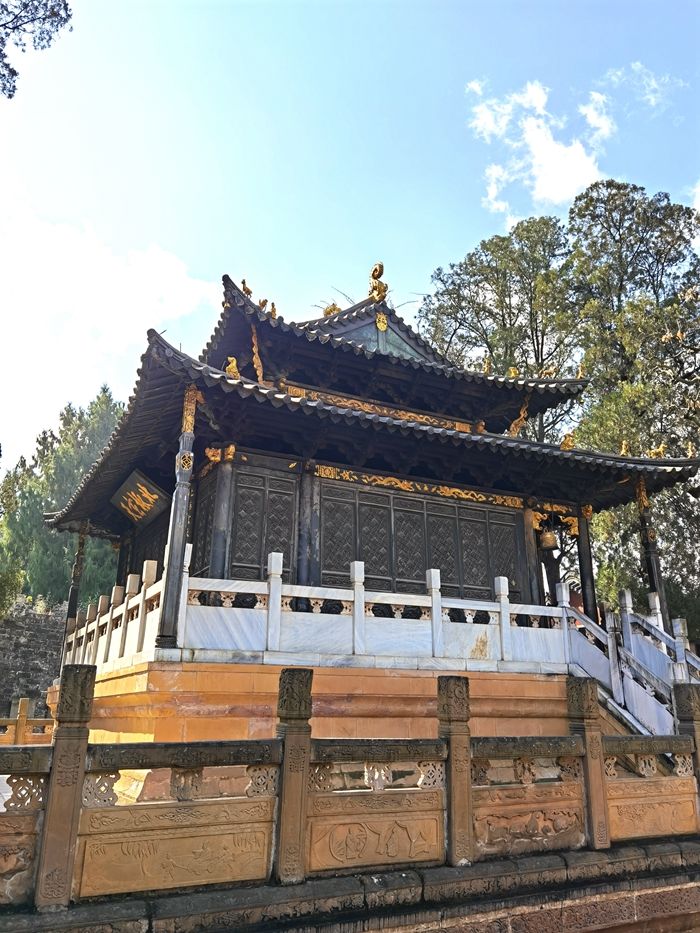 (细品昆明6)鸣凤山中金殿现,鹦鹉麓里晨钟鸣!_云南_吴三桂_风景区