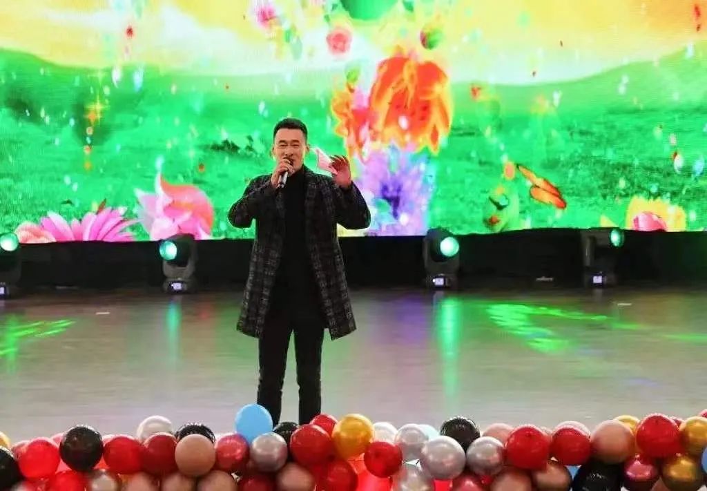 表演:七年级:孔雨婷 王欣怡 张静茹女生小合唱 《强国一代有我》表演