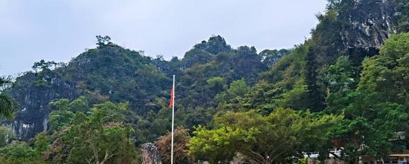 四口之家驾驶最野房车出去浪，在阳春云雾山脉中找到野温泉