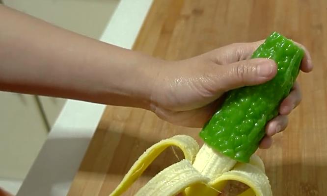 做法|苦瓜别再炒了,加点香蕉和此物,苦中带甜,既能做凉菜又能做零食