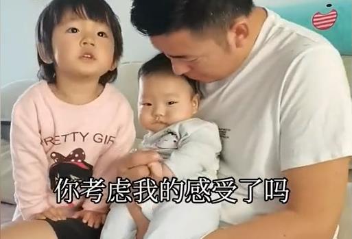 网友|辽宁爸爸抱二胎儿子，女儿疯狂吃醋还撂狠话：以后你能指上他吗？
