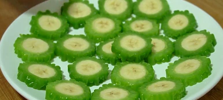 做法|苦瓜别再炒了,加点香蕉和此物,苦中带甜,既能做凉菜又能做零食