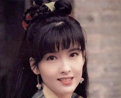 女神号称“玉女”掌门人，为驻青春不晒太阳不生子，今53岁嫩的捏出水