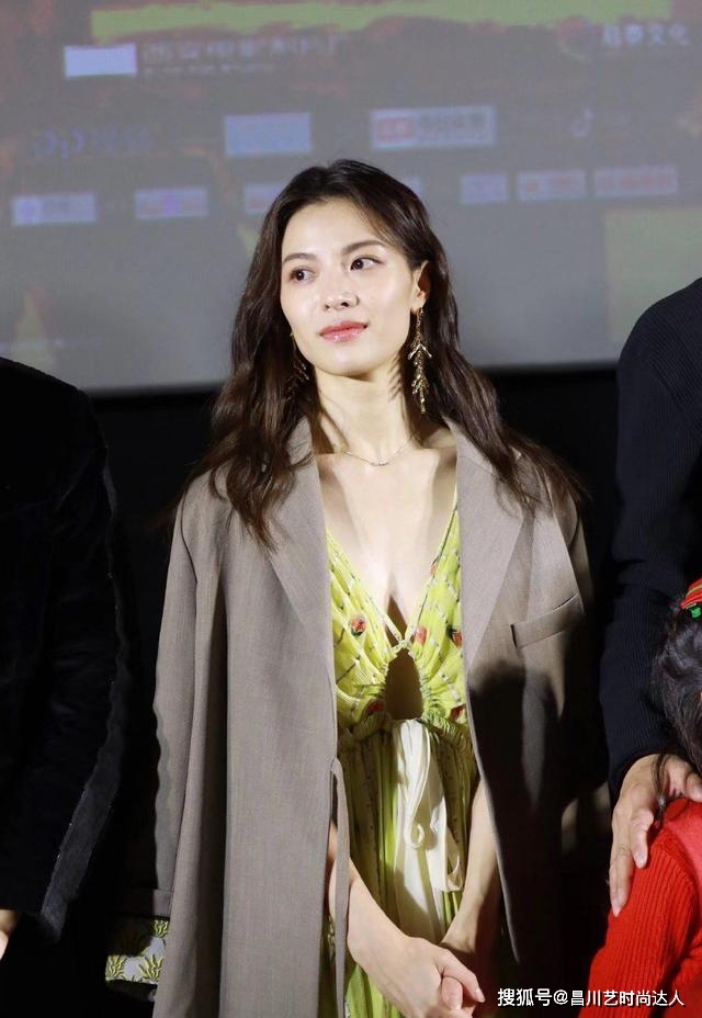 原创钟楚曦穿婚纱秀身材搭档陈伟霆笑容好似三岁小孩画面充满cp感