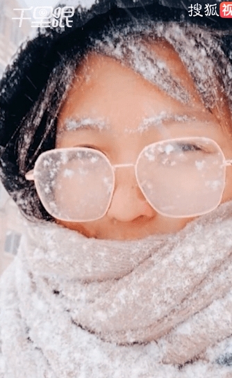 冒雪|为拿全勤奖，3岁半萌娃冒雪上学，妈妈雪板拖行送校头发结冰！