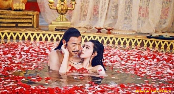 原创张丰毅拍戏回到家就被媳妇喊话脱掉衣服家里一群闺蜜等看他腹肌