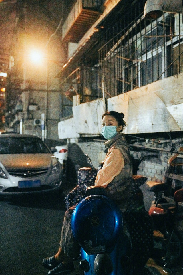 周迅 周迅街头随便拍都惊艳!裹着丝巾尽显高级感,人间香奈儿真不逊色