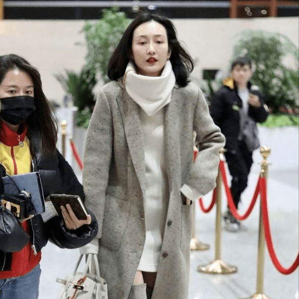 贵妇 王鸥不止贵妇气质让人服气，穿毛衣裙配过膝靴，小鸟腿也一绝