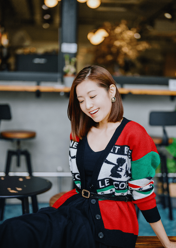 设计 陈自瑶获奖实至名归，私服穿衣好显嫩，开衫配长裙美成20岁的样子