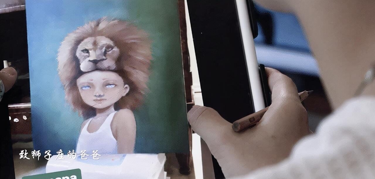 眼睛伊能静儿子巴黎度假，再扮女装现身酒吧，穿长裙身材高挑不输妈妈