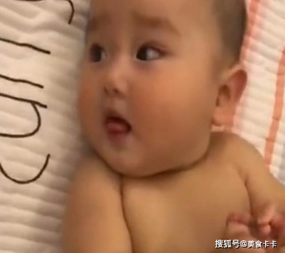 理睬|宝宝在偷吃脚丫，妈妈问宝宝好不好吃，宝宝的回答真是太可爱了