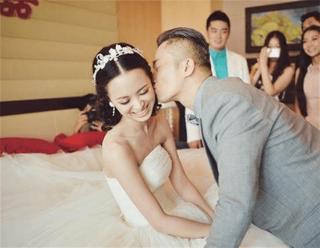 央视金牌主持王萌萌24岁嫁42岁同行丈夫患病巅峰回归家庭