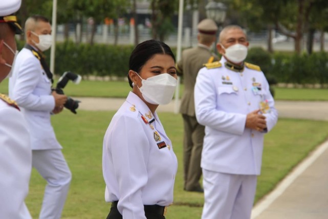 拉隆 泰国神兽公主新年首次亮相！裹包臀裙大秀凹凸身材，窄腰翘臀好迷人