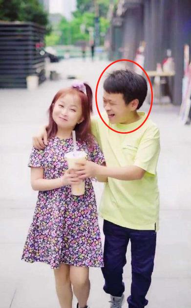 身高仅1米28的秦学士,25岁娶1米24的朱洁,婚后将袖珍妻子宠成宝_奶奶