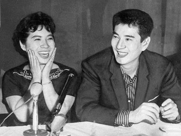 江利智惠美和高仓健:负气离婚,一生无子无女,带着遗憾相继去世