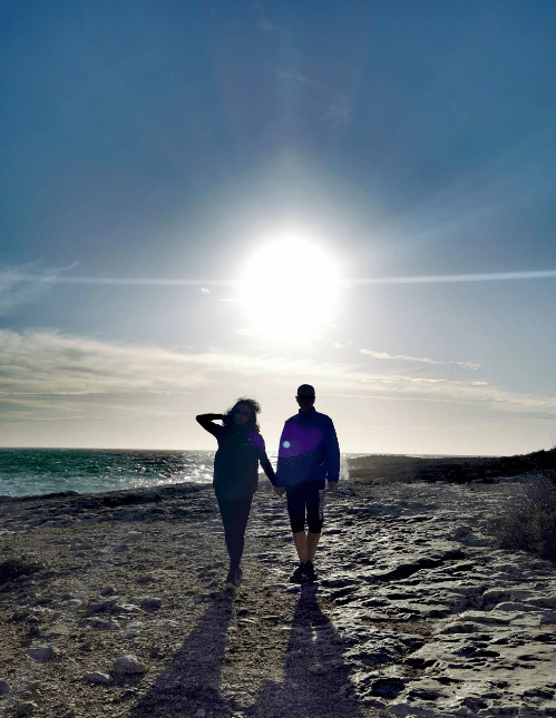 金星罕见与外籍丈夫秀恩爱,两人同坐公园长椅画面温馨