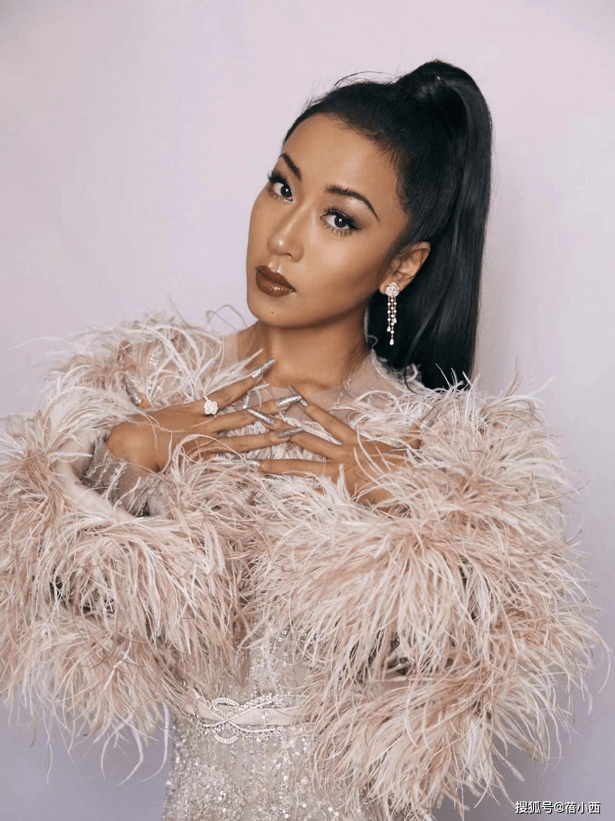 细节冬天怎么才能出彩?不如换上吉克隽逸同款圣诞美甲,高级感十足!