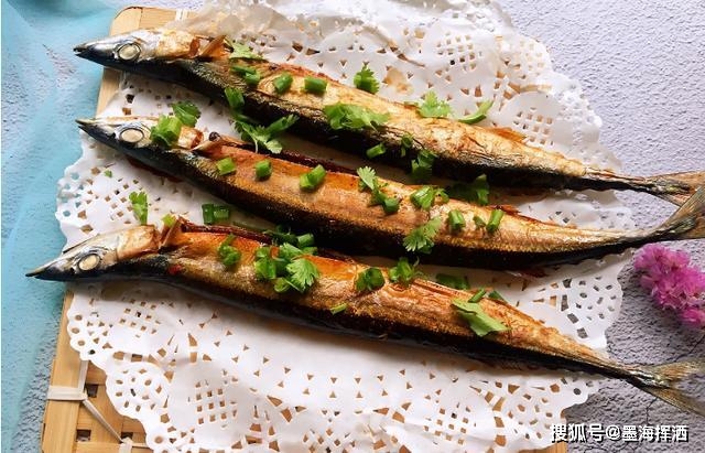 姜片|烤秋刀鱼的简单的做法，吃起来味道鲜美，营养丰富