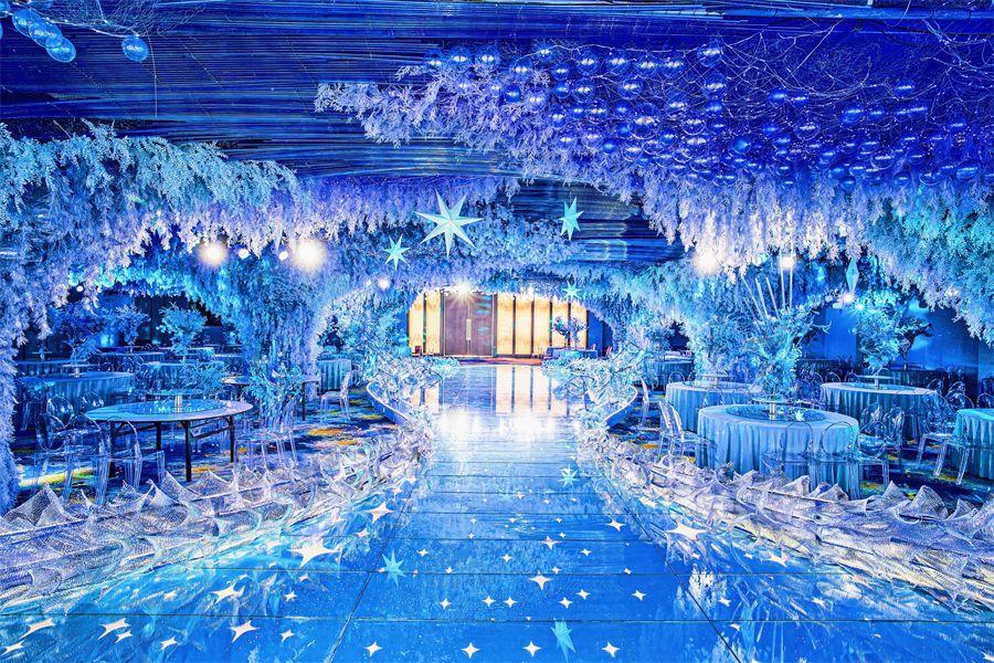 星云漫海主题厅以蓝色为主色调,舞台主体形似深海之鲸,鲸尾翘起为舞台