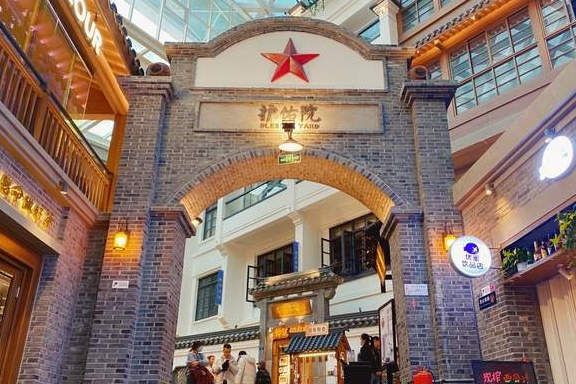  原创 吉林长春有一家“奇怪”的商场，内部布局就像重庆，名字还很出格