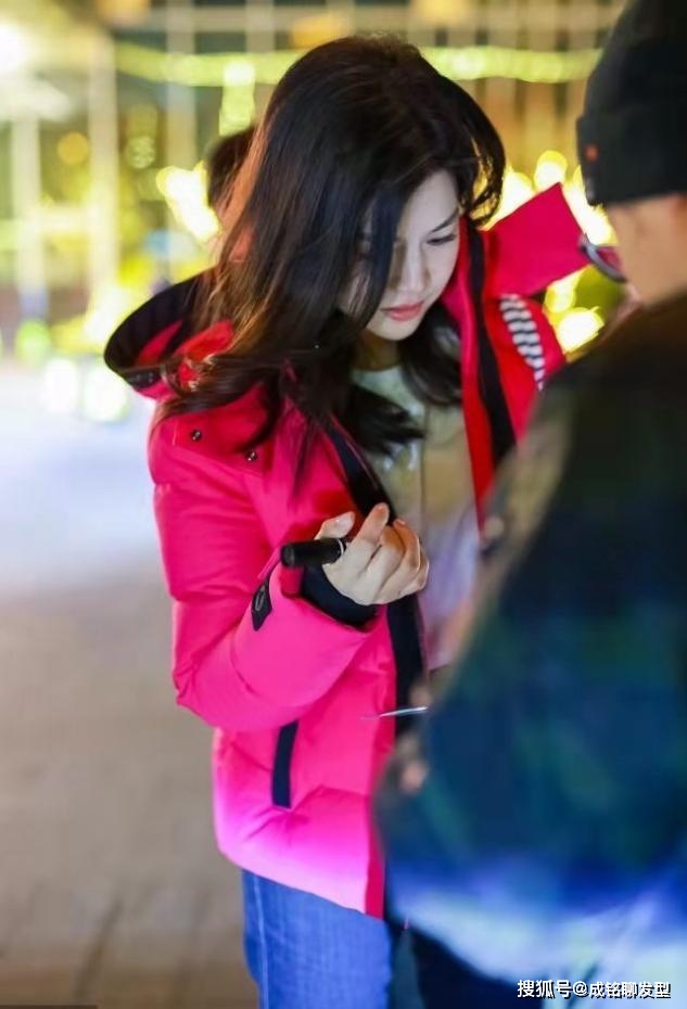 原创陈妍希新年开工首秀，红色羽绒服保暖又吸睛，中长卷发洋气又减龄