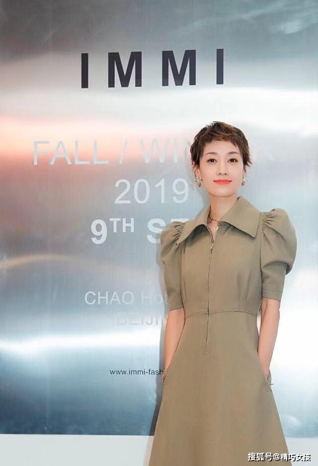 卷发马伊俐只是做了一款反翘卷发，气质立马不一样，配卡其色裙装太洋