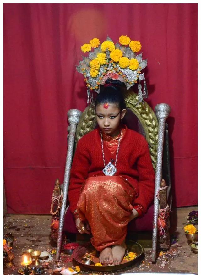 尼泊尔“女神”：国王见了要下跪，最希望过平凡生活，活得不如狗