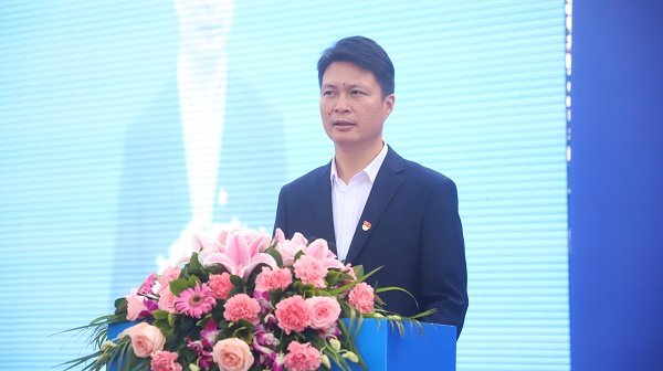 冯云飞在仪式上要求,各相关部门要紧扣年度投资任务,奋力实现一季度"